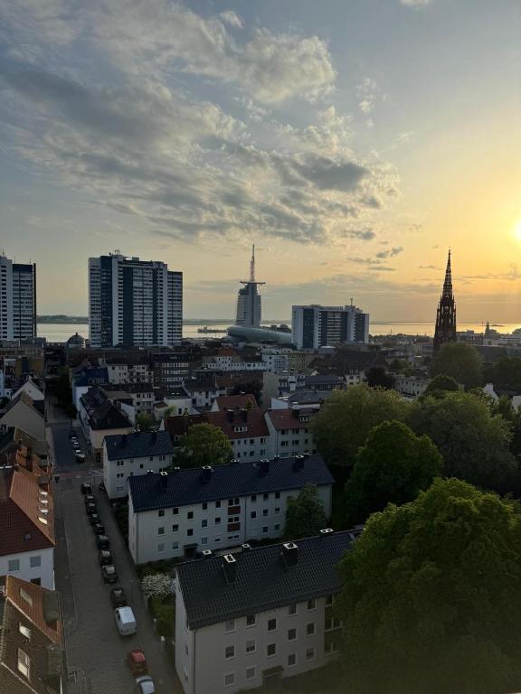 a view of a city with buildings and the sunset at Deichherz - Skyline & Wohlfühlatmosphäre inklusive Parkausnahmegenehmigungsschein in Bremerhaven