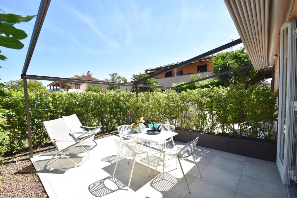 a patio with chairs and a table on a balcony at Appartamento EDEN - Clima, spazio esterno privato e parcheggio coperto in Marina di Campo