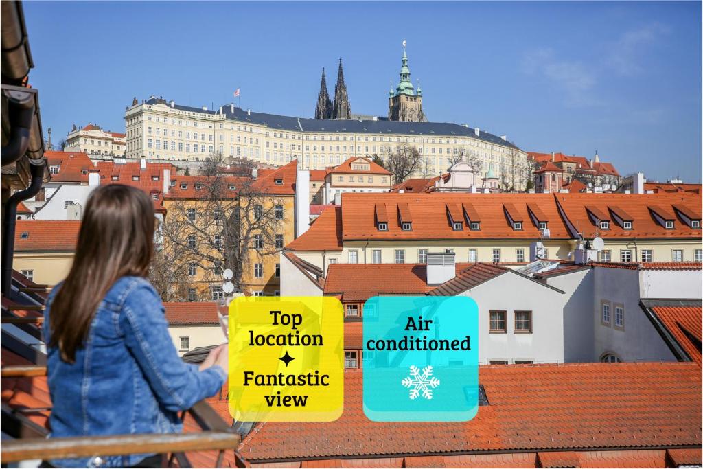 Eine Frau steht mit Schildern auf einem Dach. in der Unterkunft LH Vintage Design Hotel Sax in Prag
