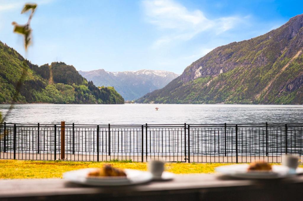 Blick auf ein Gewässer mit Bergen in der Unterkunft Sogn Hotel in Vadheim