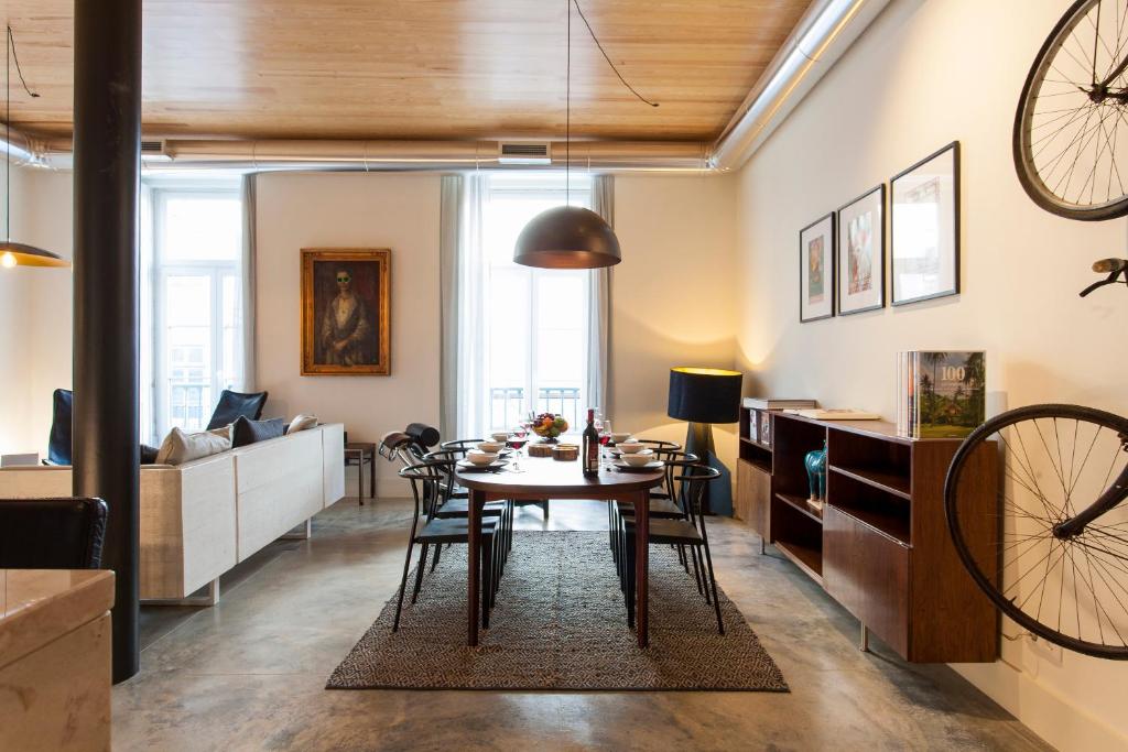 uma sala de jantar e sala de estar com mesa e cadeiras em ALTIDO Downtown Design Apartments em Lisboa