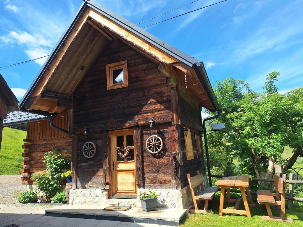 a log cabin with a wooden door and a table at Leitnerbauer's Troadkasten in Donnersbach