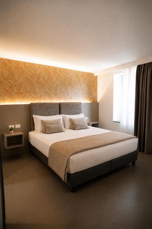 a bedroom with a large bed and a window at Boutique Hotel Roma 30 in Trescore Balneario