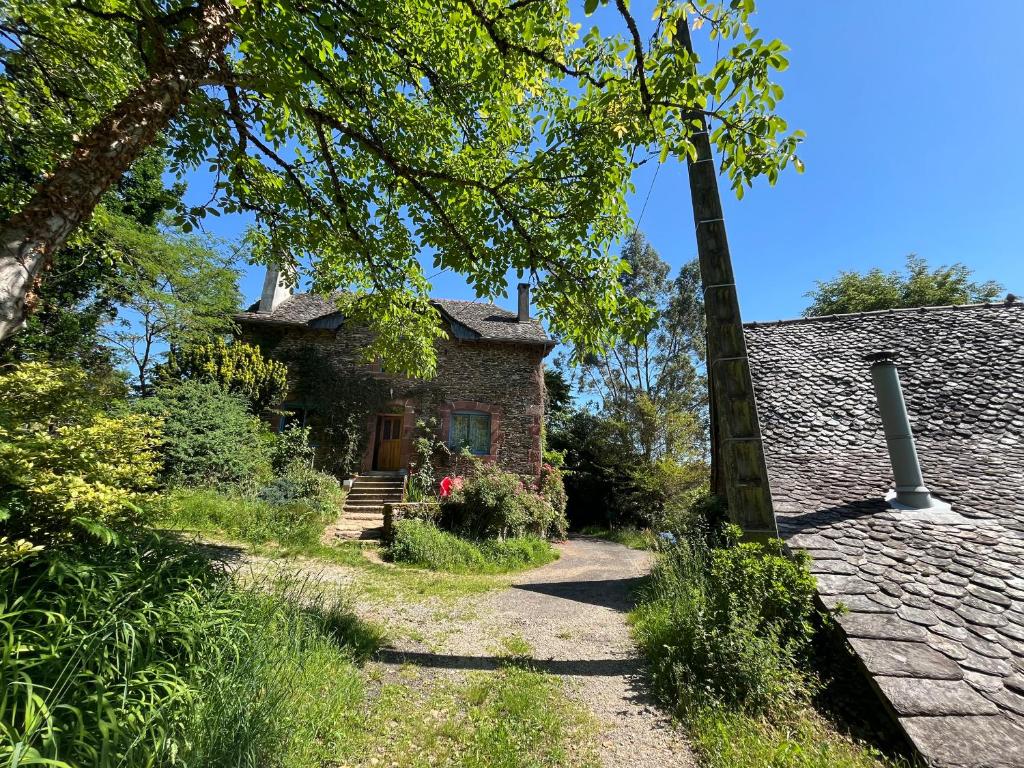 an old stone house with a pathway leading to it at La Vie en Le Reve kamers, chambre d'hôtes in Cassaniouze