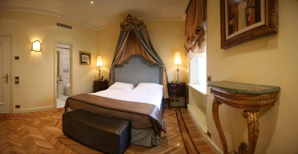 Postel nebo postele na pokoji v ubytování Hotel Villa Duse