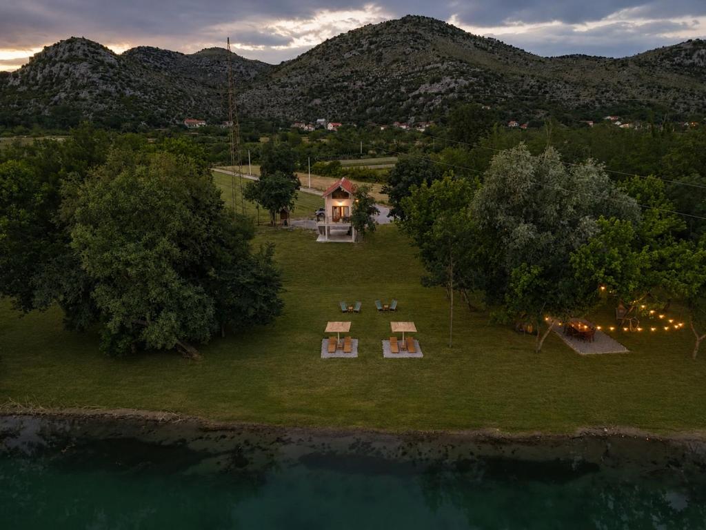 an aerial view of a house with tables and chairs at Apartment Padre e hija in Ponari