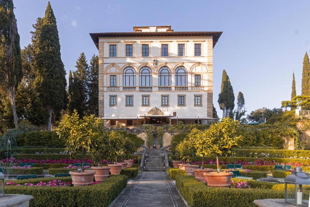 a building with a garden in front of it at Il Salviatino Firenze in Florence