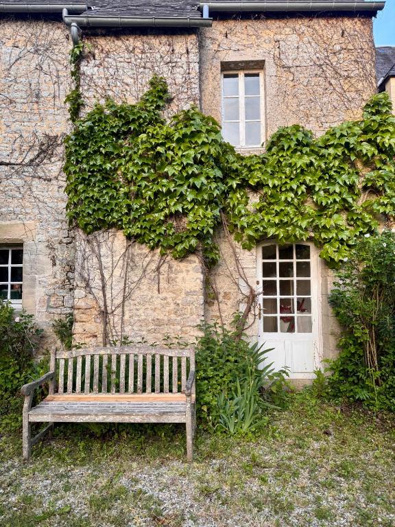 Jardí fora de Le Manoir de Sully - Maison d'hôtes et de campagne