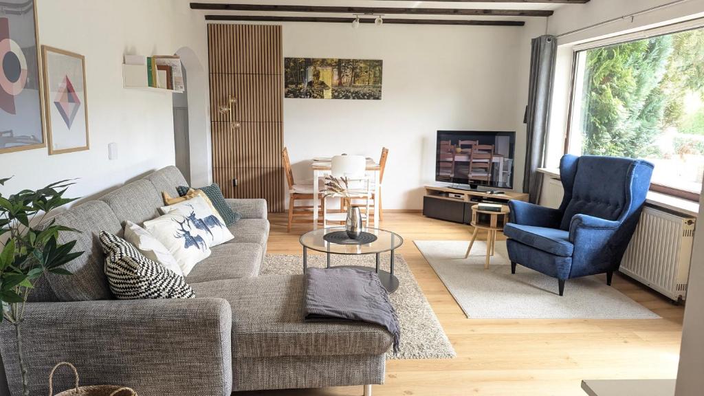 a living room with a couch and two chairs at Ferienwohnung am Badesee in Arrach