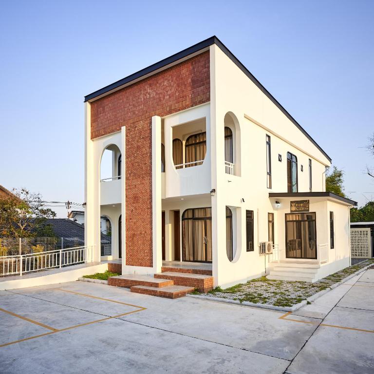 a red and white brick building at ทอขวัญ Thorfunstay in Ban Nam Phru