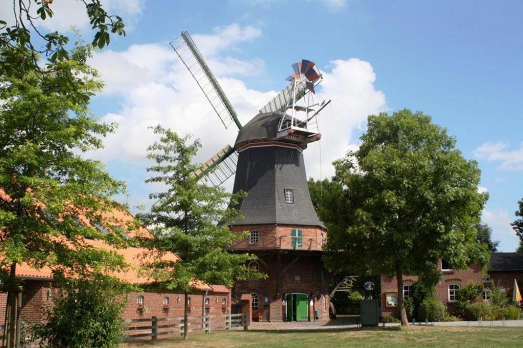 eine Windmühle auf einem Gebäude in der Unterkunft Appartement an der Seefelder Mühle in Seefeld