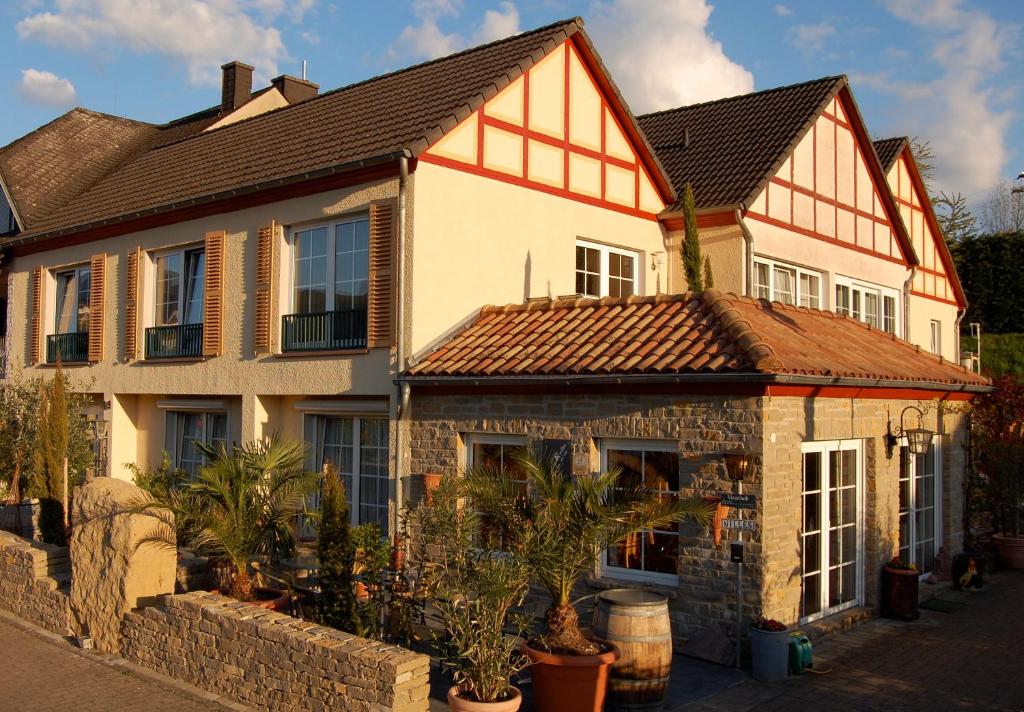an old house with plants in front of it at Ferienweingut Benedikt Nilles - Urlaub beim Winzer in Pünderich