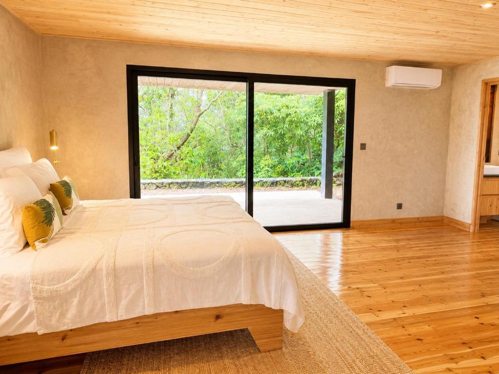 ein Schlafzimmer mit einem großen Bett und einem großen Fenster in der Unterkunft Aromas Studio in Terra Alta