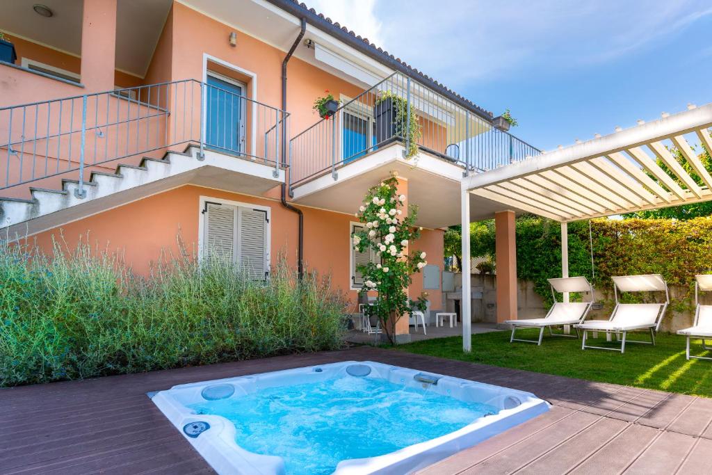 a hot tub in the backyard of a house at Intera casa con due appartamenti indipendenti e vasca idromassaggio a Barbaresco, Langhe in Barbaresco