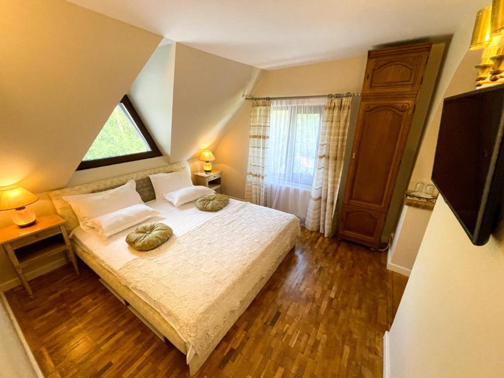 CASA IANUȘ - Studio Met Tuinzicht