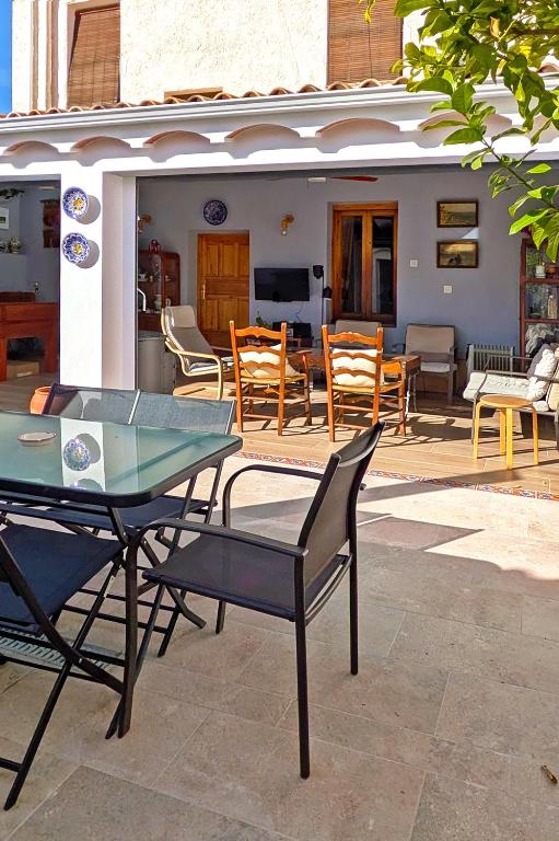 a patio with a table and chairs in front of a house at La Vieja Parra in La Puerta de Segura