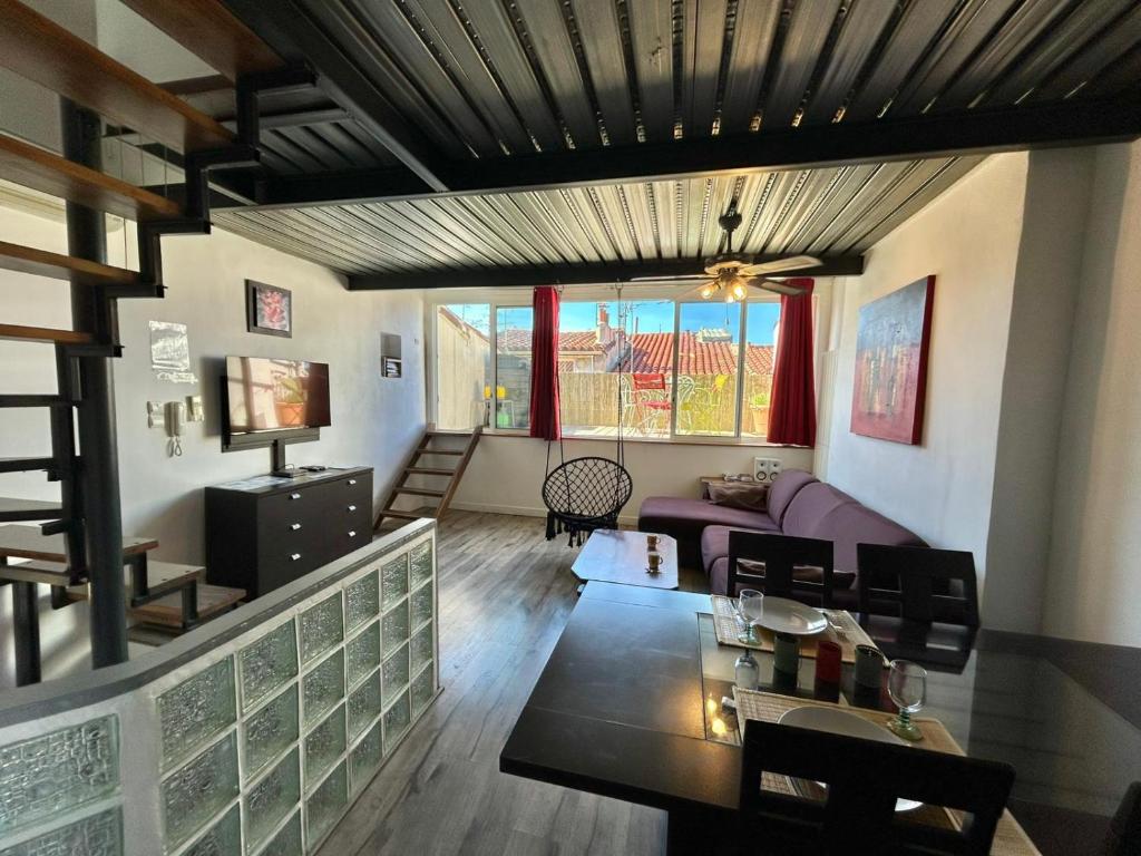 a living room with a couch and a table at Le Panier - Joli duplex Centre ville historique avec grande terrasse et balnéo proche Vieux Port in Marseille
