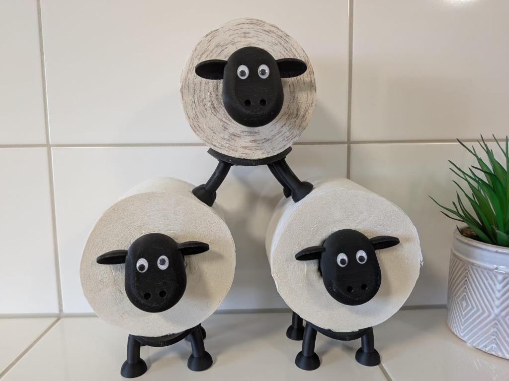 a set of three sheep head ornaments on a counter at Pfoten & Komfort Barrierefrei in Butjadingen