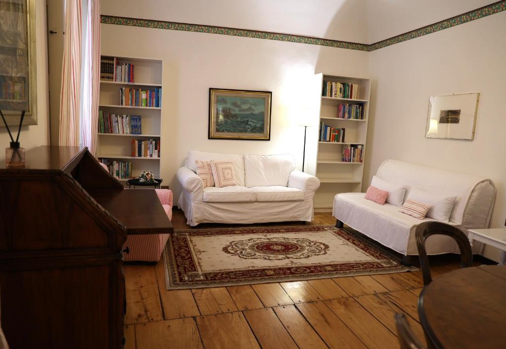 a living room with two white couches and a piano at Teddy Bear trilocale, family, centro Biella in Biella