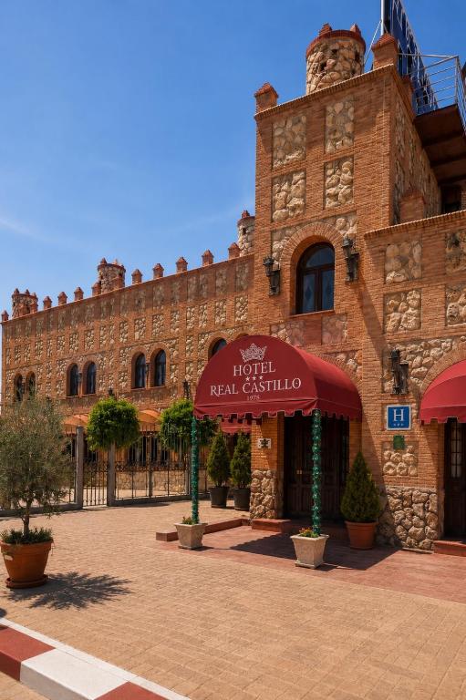 ein Gebäude mit einer roten Markise davor in der Unterkunft Hotel Real Castillo in La Guardia