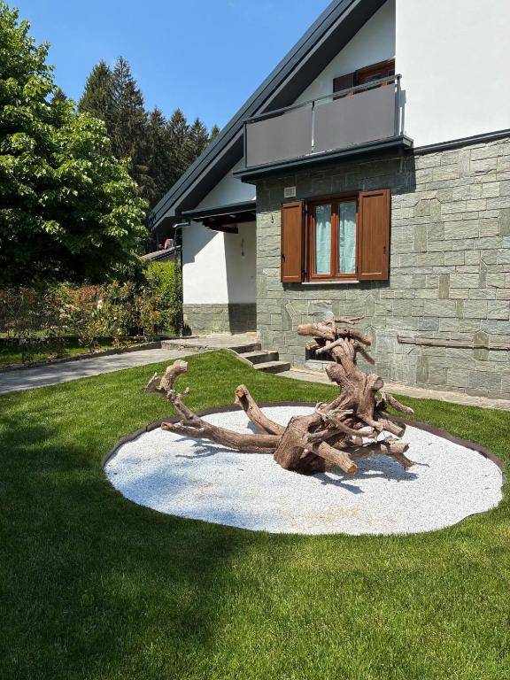 a sculpture in the grass in front of a house at Casa RIGPA in Bellagio