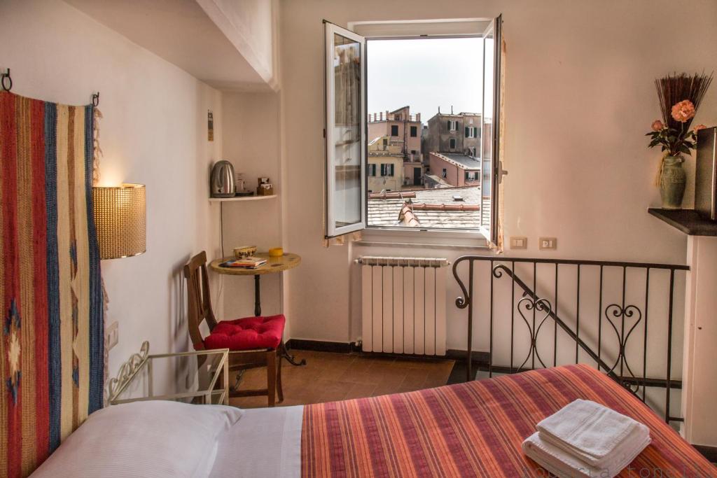 a bedroom with a bed and a window at A Cà Da Nonna Di Callo Luca in Vernazza