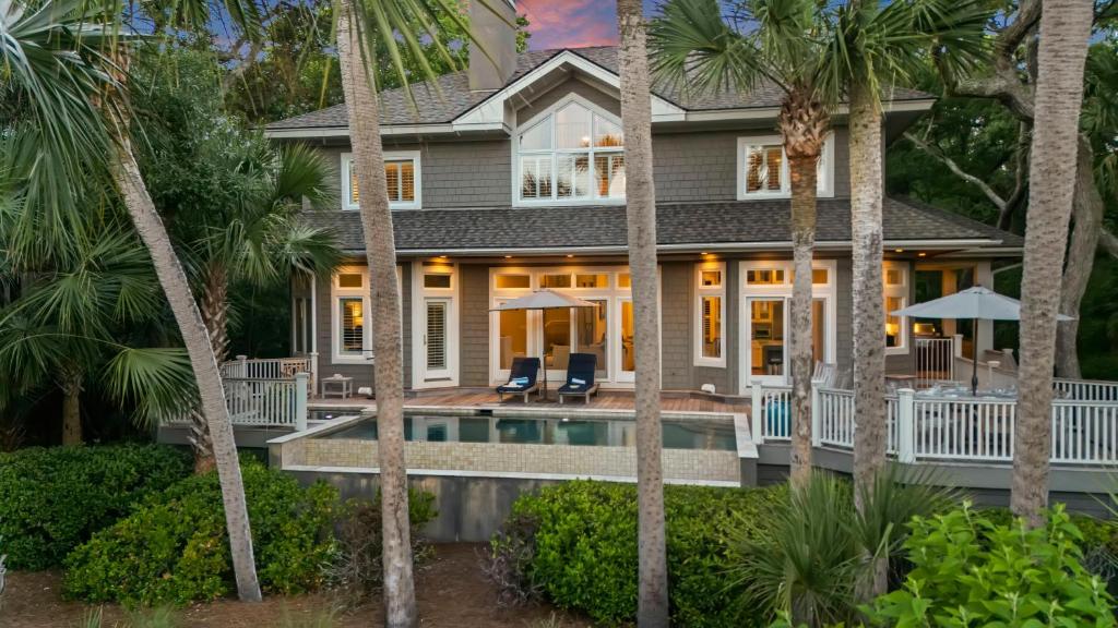 a house with a swimming pool and palm trees at GA181: 181 Glen Abbey in Kiawah Island