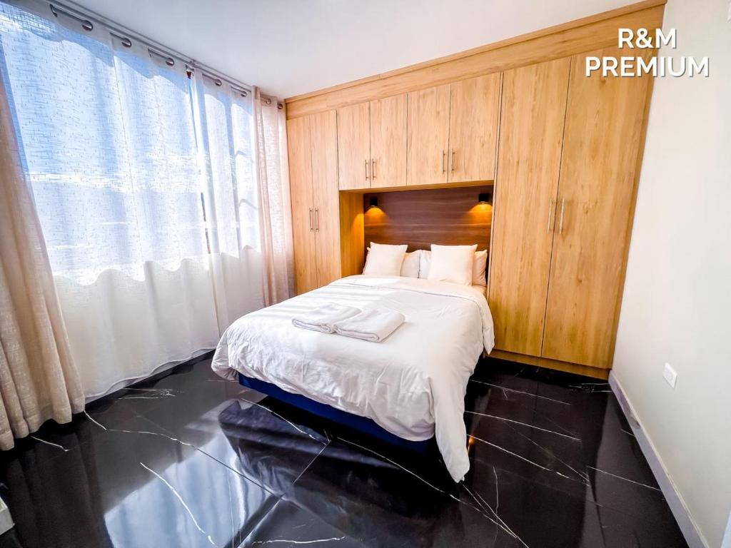 a bedroom with a bed with a wooden wall at El rincón de Valentina in Pelileo