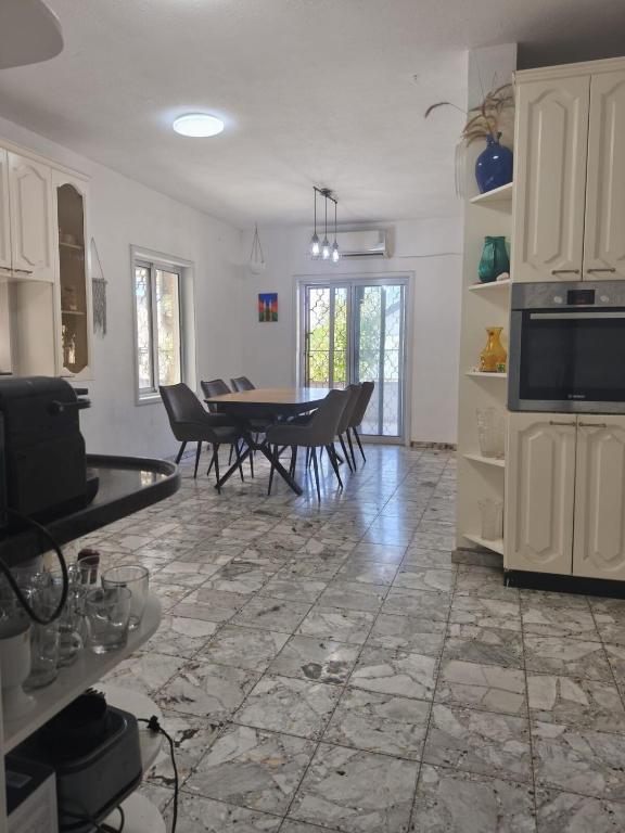 a kitchen and dining room with a table and chairs at private house near Jerusalem in Beit Shemesh