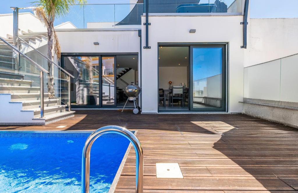 a house with a swimming pool next to a house at Villa Miragem Alvor in Alvor