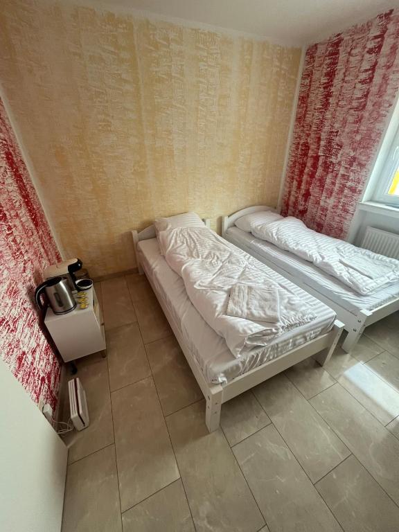 a bedroom with two beds and a window at Ferienwohnung Fatlume No 4 in Bad Honnef am Rhein