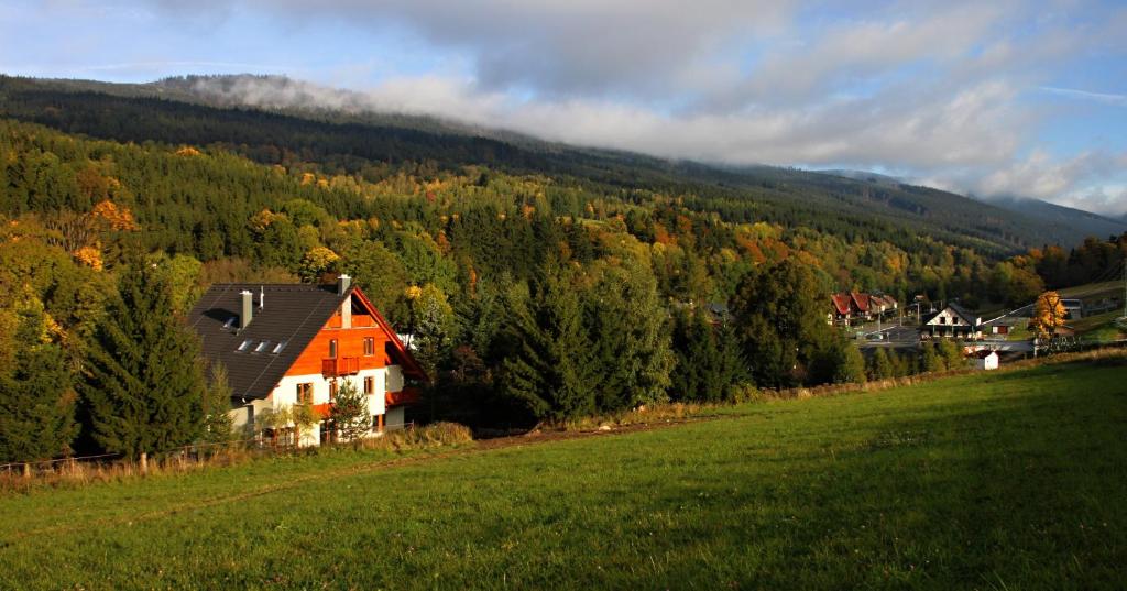 een oranje huis in het midden van een groen veld bij HORSKÁ CHATA SOBÍK in Dolní Morava
