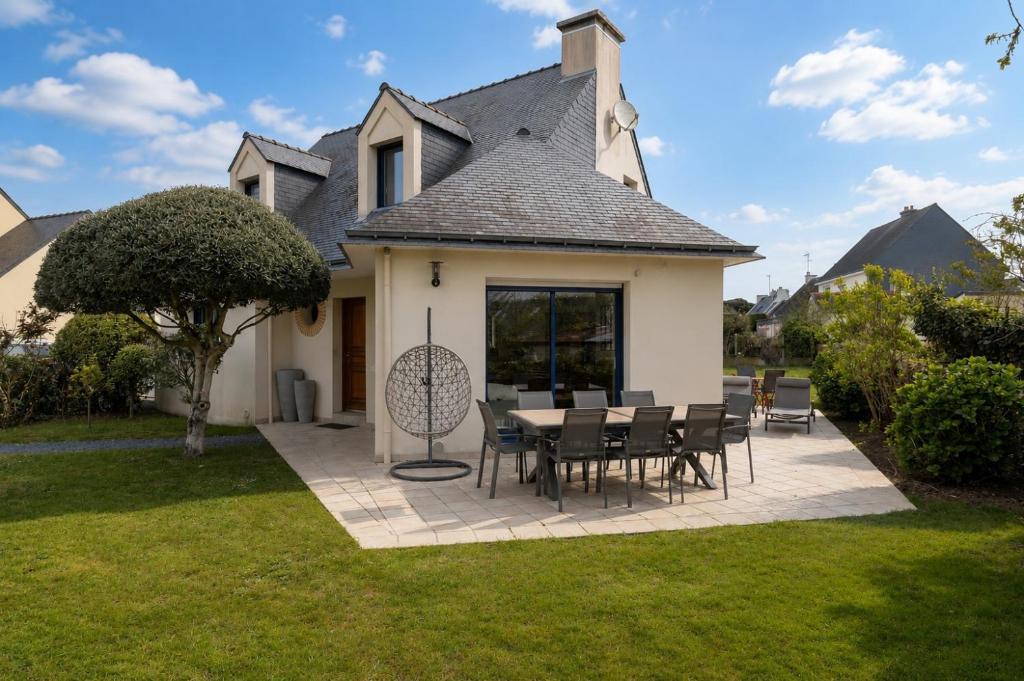 a table and chairs in front of a house at Maison Ker Galeret in Sarzeau