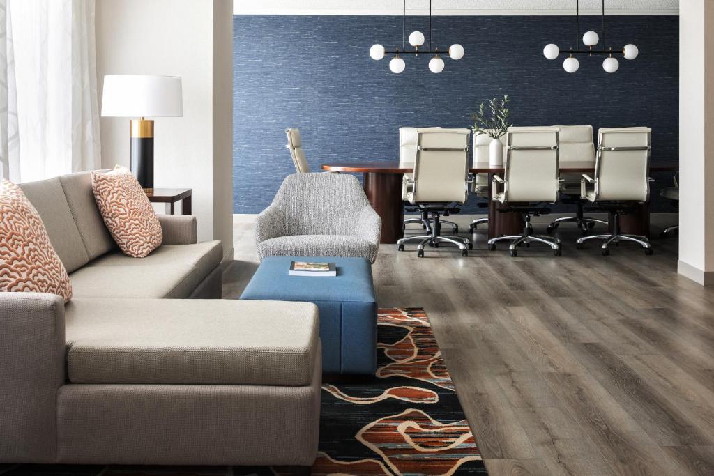 Chicago Marriott Suites Deerfield - Luxury One-Bedroom King Suite With Sofa Bed