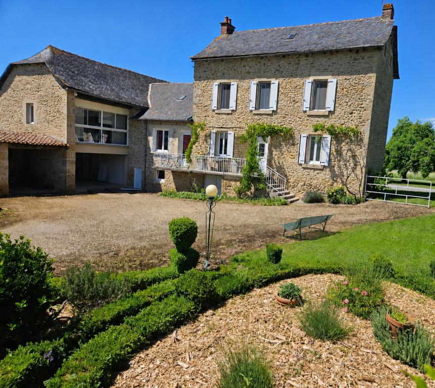 an old stone house with a large yard at Lou Caussinhol 3 épis in Montbazens