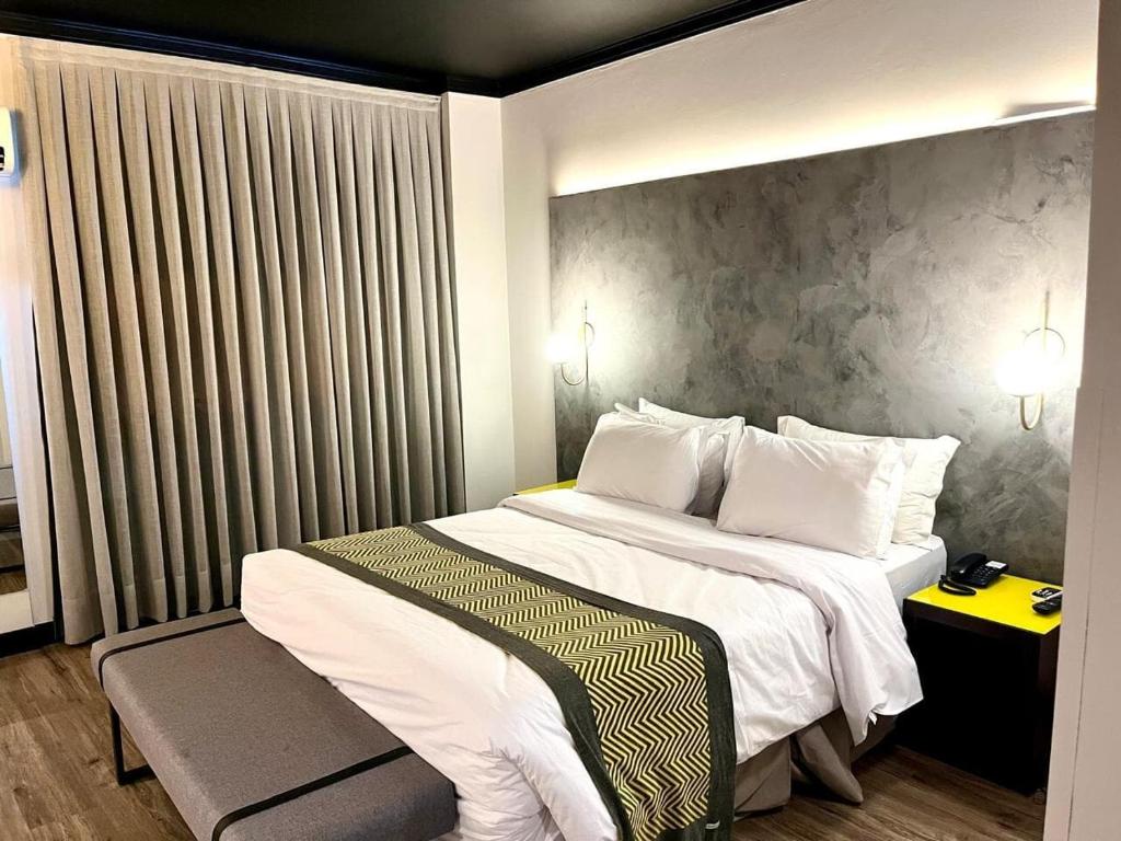 a hotel room with a bed and a window at Oasis Tower Hotel in Ribeirão Preto