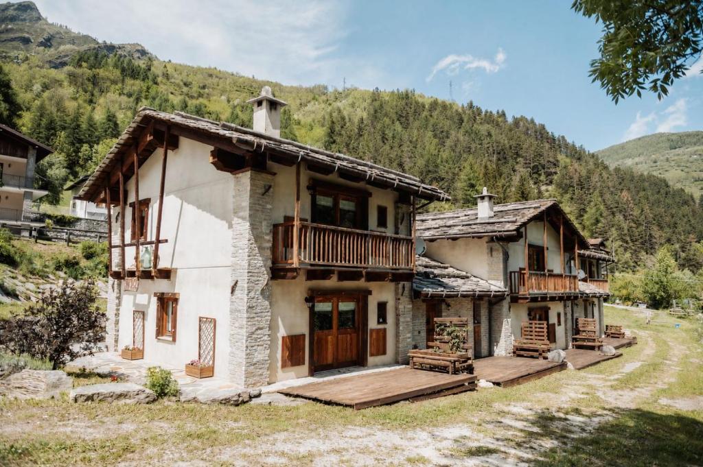 an old house with a balcony in the mountains at borgo maira village in Prazzo