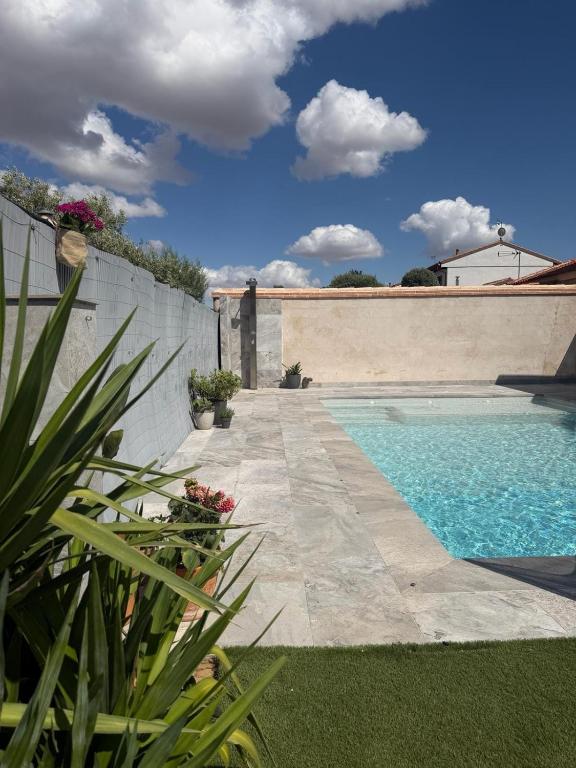 a swimming pool in a yard with a fence at Casa Puerta de Toledo, a 8 minutos de Puy du Fou in Cobisa