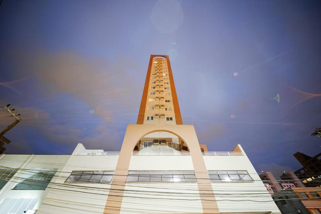 a tall tower on top of a building at Cinema no Quarto: Smart TV 65", Piscina e Colado no Shopping! in Joinville