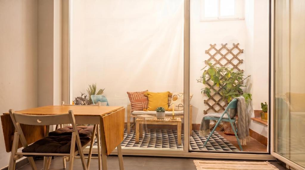 Bright 2BR home with double patio Macarena