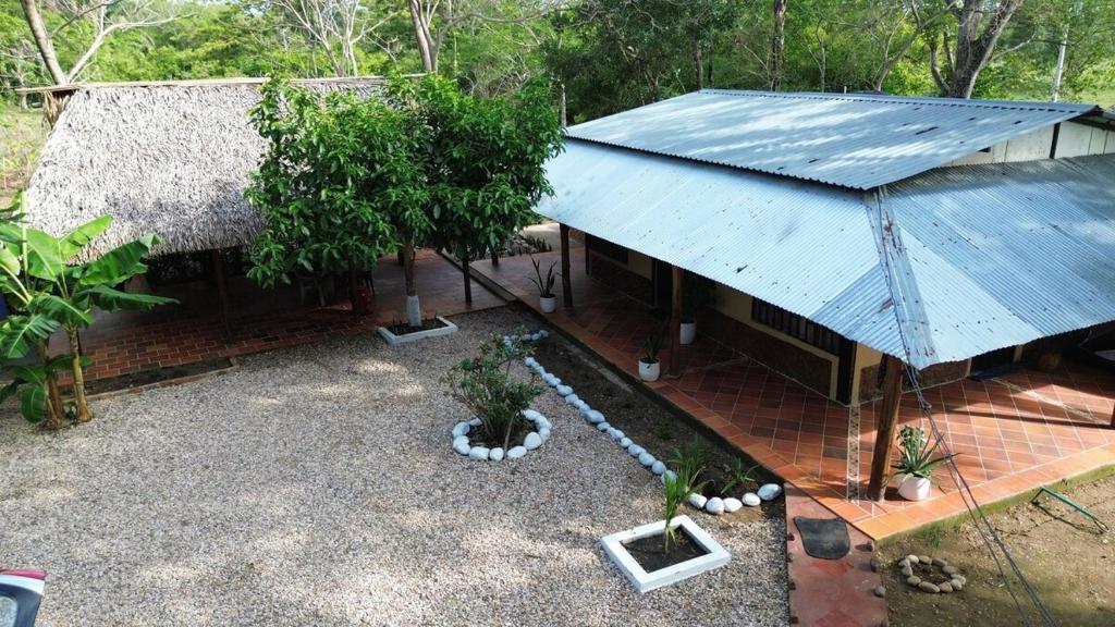 an overhead view of a house with a blue roof at El descanso del sol llanero in San Luis de Palenque