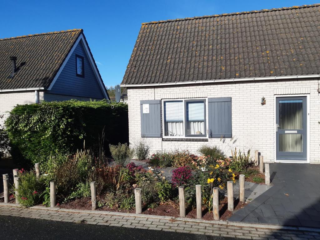 a house with a garden in front of it at Grevelingen 24 Ouddorp in Ouddorp