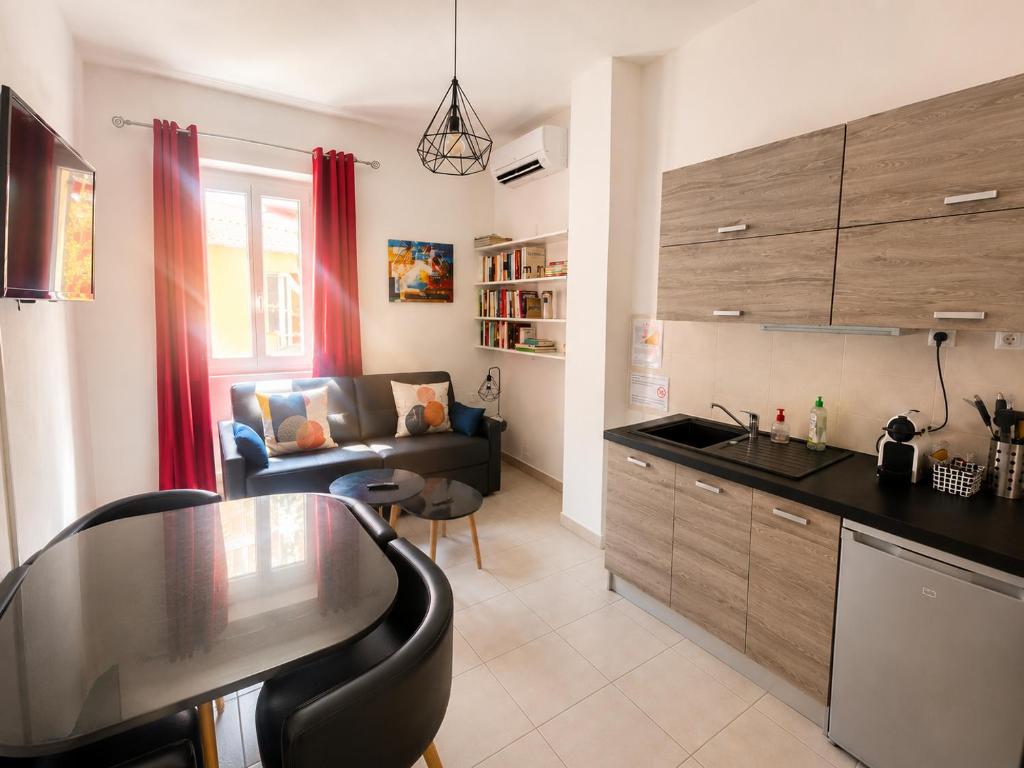 a kitchen with a counter top and a living room at Casa Salon T2 Centre historique Wifi Climatisation in Salon-de-Provence