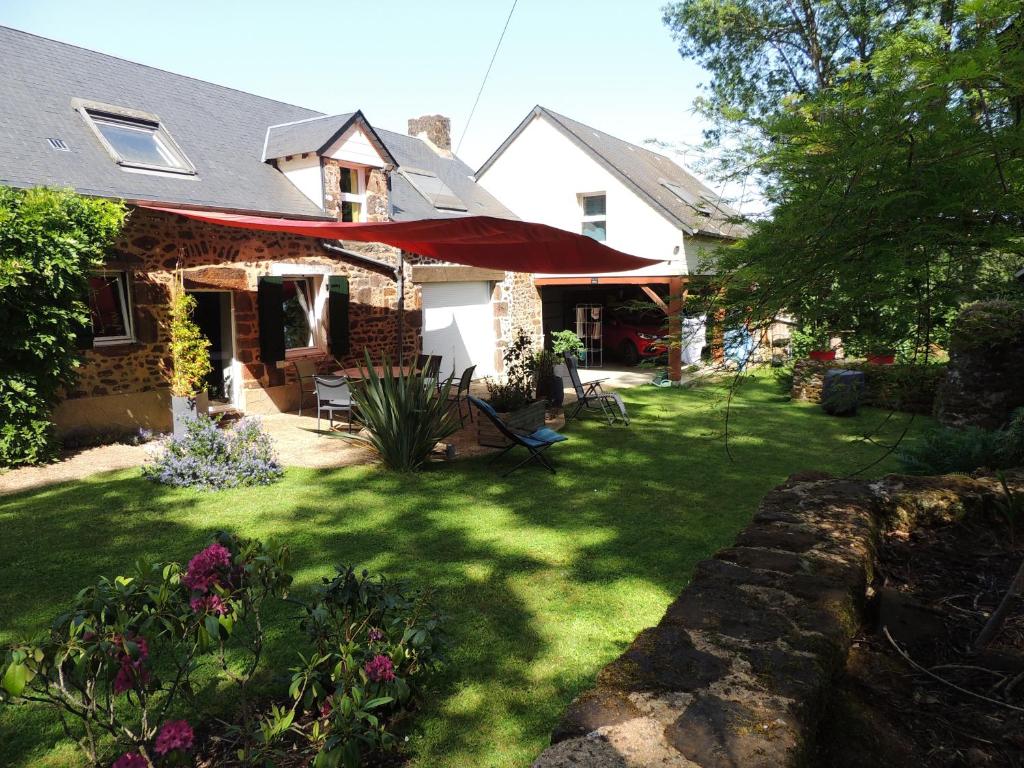 a house with a green yard with a yard at Chambre d'hôte Monthorin in Vernie