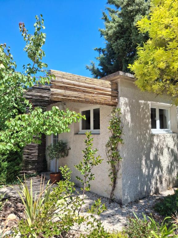 an old house in the middle of a garden at l'Annexe, logement confortable avec piscine in Mazan
