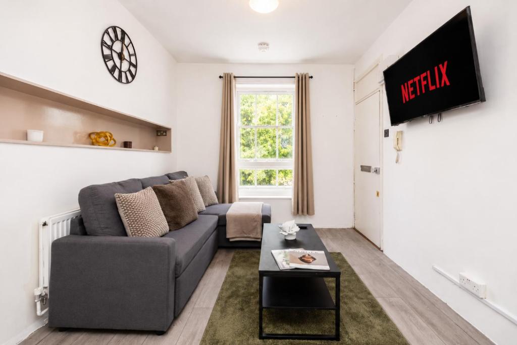 Old Street 2BR Apartment Sleeps 6 Close to Tube