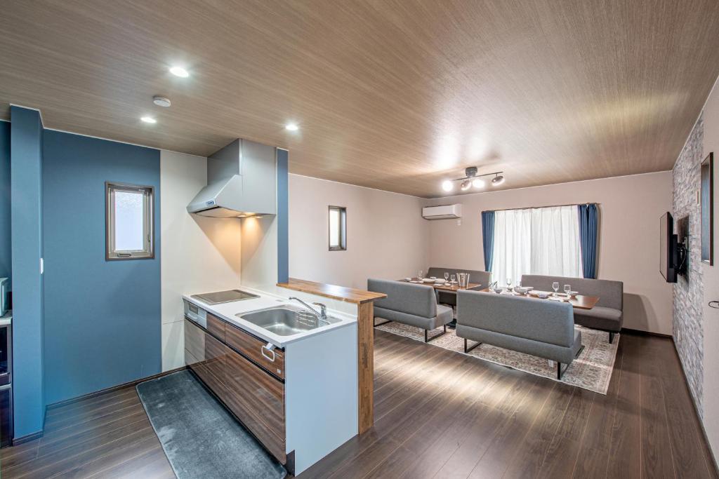 a bathroom with a sink and chairs in a room at メリエイト三崎通 in Kuwana