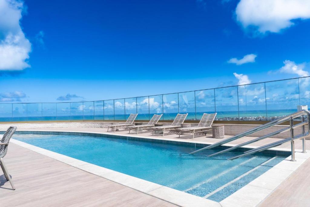 a swimming pool on the roof of a building at Flat Parque do Cais in Recife By Flatbpaiva in Recife