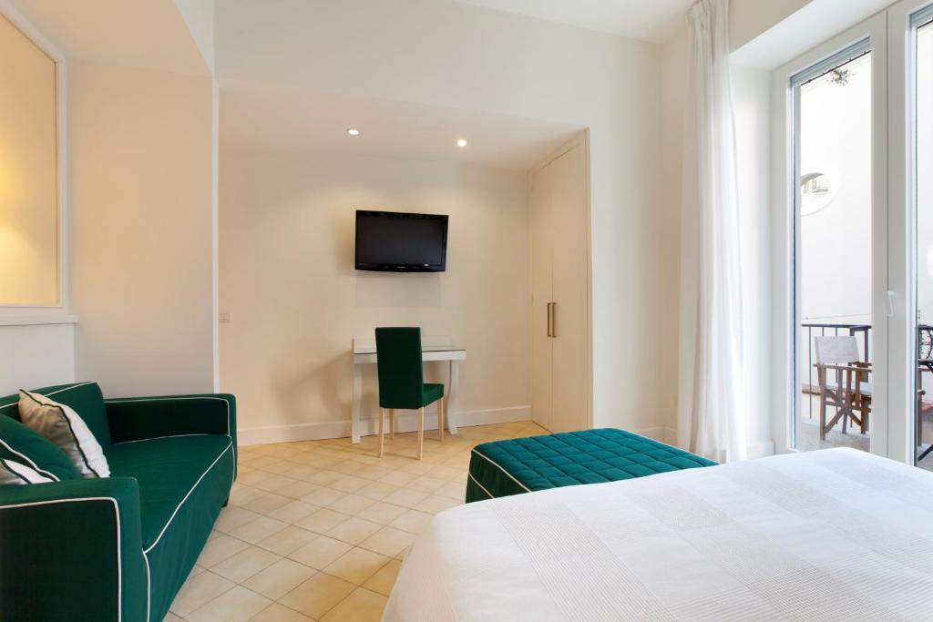 Televízia a/alebo spoločenská miestnosť v ubytovaní Sorrento Apartments One
