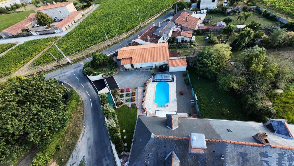 an aerial view of a house with a swimming pool at Le Jardin de Gobelyne in Drain
